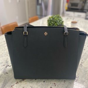 Tory Burch Black  Shoulder bag with 3 pockets and 3 divisions inside.